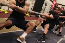 活肌肉VS死肌肉！NFL橄榄球运动员VS健美大肌霸，你觉得谁会赢视频封面