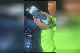 把手机摔了一下，从此屏幕就变得特别敏感哈哈哈哈