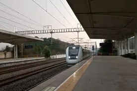 高铁进入红安西站时鸣笛，声音很有魔性视频封面