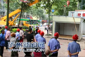 江阳区：蓝田重湾4000余平方米占道经营板房被拆除图片