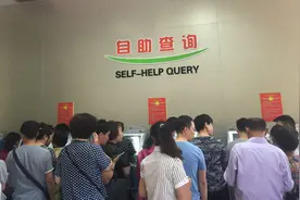 小学招生季家长忙开证明 房产自助查询机30秒开张证图片