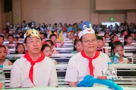 麓山国际实验小学童话里迎“六一”来宾和校长也成卡通人物图片