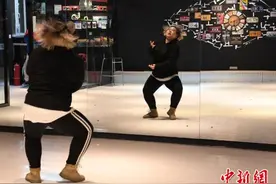 胖妞苦练十余年街舞 成为街舞“教头”图片