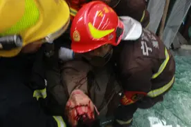 宁波男子吊装玻璃坠落被埋 消防员徒手扒玻璃渣救人图片