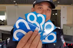 为接单方便，他买磁性贴“改”号牌，被记12分拘15天图片