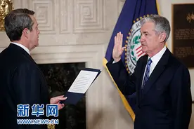 鲍威尔宣誓就任美联储新主席图片