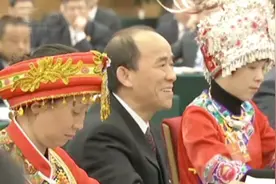 两会1+1｜白岩松：眼睛越往下看 中国越往上走视频封面