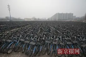 七万辆小蓝单车停放废旧停车场图片