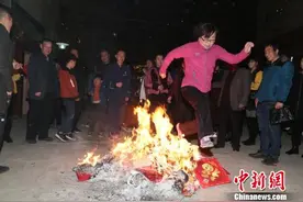 甘肃平凉民众夜幕下“燎疳” 跳火堆祈福图片
