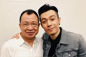 周柏豪晒和“欢喜哥”合影 头挨头关系好图片