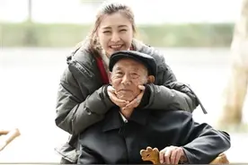 没有男主角 成都女孩为病重爷爷拍“婚纱照”图片