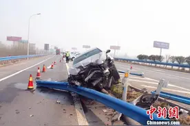 轿车高速上撞击护栏人员无碍 防撞垫成“救命神器”图片