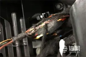 中升仕豪4S店将电线接错 路虎行驶中冒烟气囊弹出图片
