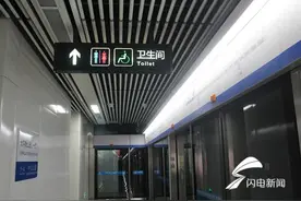 探访青岛地铁站厕所：随脏随清人走即净，一天打扫30次图片