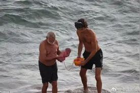俄罗斯夫妇下海游泳，直接在海里生了个娃图片