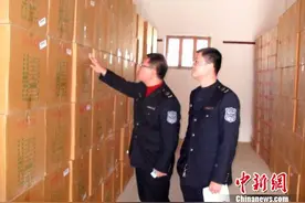 扬州市区施行“禁放令”效果显著 禁放区域已无烟花爆竹零售店图片