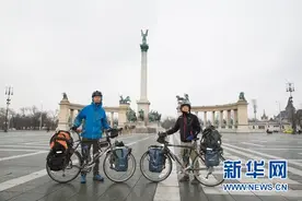 通讯：两名香港自行车爱好者骑走欧洲图片