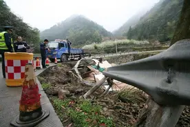 误跟导航抄近道 永康义乌交界盘山公路一大货车侧翻损失惨重图片