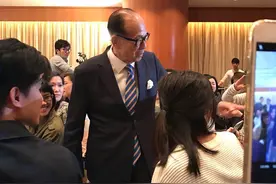 一代商业帝国完成“交棒”，李嘉诚90岁却又披“新战衣”图片