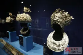 一个苗家银冠制作费约2.4万元 比肩奢侈品图片