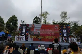 喜迎马拉松 都江堰举办巴布熊猫全民健康广场舞大赛图片