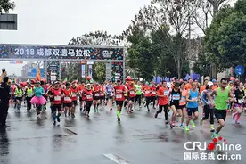 三万人齐跑 2018成都双遗马拉松都江堰开赛图片