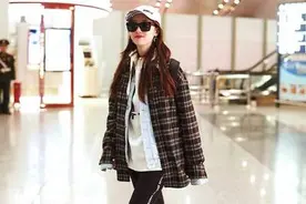 蒋梦婕休闲造型现身机场 妆容清丽肌肤如雪图片