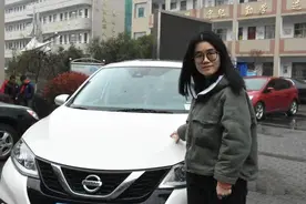 90后姑娘开上自己攒钱买的新车 她说：“幸福是靠奋斗出来的”图片
