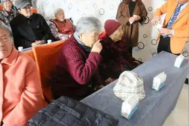 品尝大河鲜奶,学习健康知识…大河报走进河南省老年公寓送健康图片