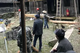 吴秀波乡村拍戏被偶遇 网友：画风带跑偏图片