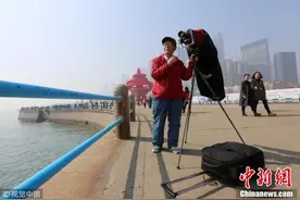 七旬老人自制大画幅相机 称入门时“就像摆积木”图片