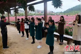 妇女节广东佛山女子练咏春拳防身图片