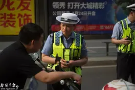 女记者变身“交警”，在南宁街头纠电驴违法，遇到了……图片