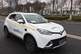 记者亲历自动驾驶车上马路：行驶平稳，测试员偶尔摸方向盘图片