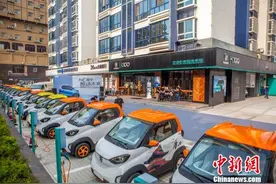 广西柳州大力推广新能源汽车 路边停车免费可享千元补贴图片