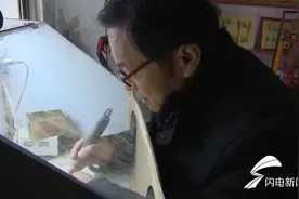 53秒丨老手艺！ 在他手上这些桃木都变成了工艺品图片