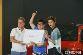鹿晗比心卖萌遭工作人员求合影 当场献舞引粉丝尖叫帅气足图片