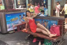 成都春熙路人妖出没 网友：哪位神仙收了他吧图片
