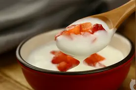 用水果和酸奶给宝宝做一份饭后甜点，纯天然健康无添加！视频封面