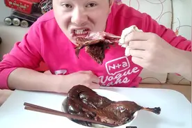 试吃杭州特产酱鸭，鸭子变成这么小，原来是这样做的，差点没咬动视频封面