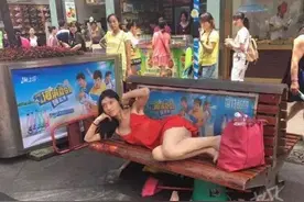 成都春熙路频现“人妖” 网友：好想打他图片