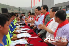 林枫之子携商家为一二〇师学校捐赠教学用品图片