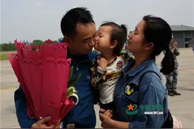 今天，我陪飞行员爸爸过节图片