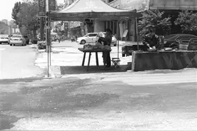 小区摆肉摊 油渍污染路面 市民:存隐患图片