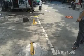 福新东路公共停车位装地锁　居民称临街商户所为图片
