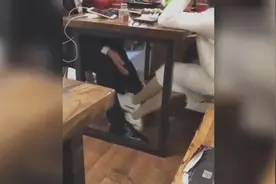 情侣在餐厅吃饭，桌下比桌面上的热闹多了视频封面