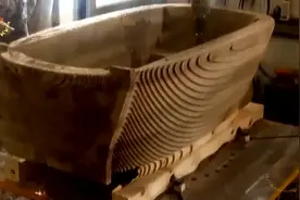 用一个个小木块制作实木浴缸，看成品的样子肯定不便宜