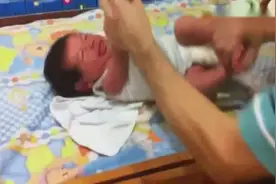 外国医生给新生儿做检查，一般人还真不敢这样摆弄脆弱的小宝宝视频封面