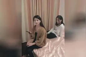 女生在拍照，拍完坐在榴莲上，女生当场失控视频封面