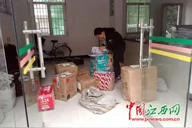 乡村女邮递员17年风雨无阻 她不仅是送信人还是深山读信人图片